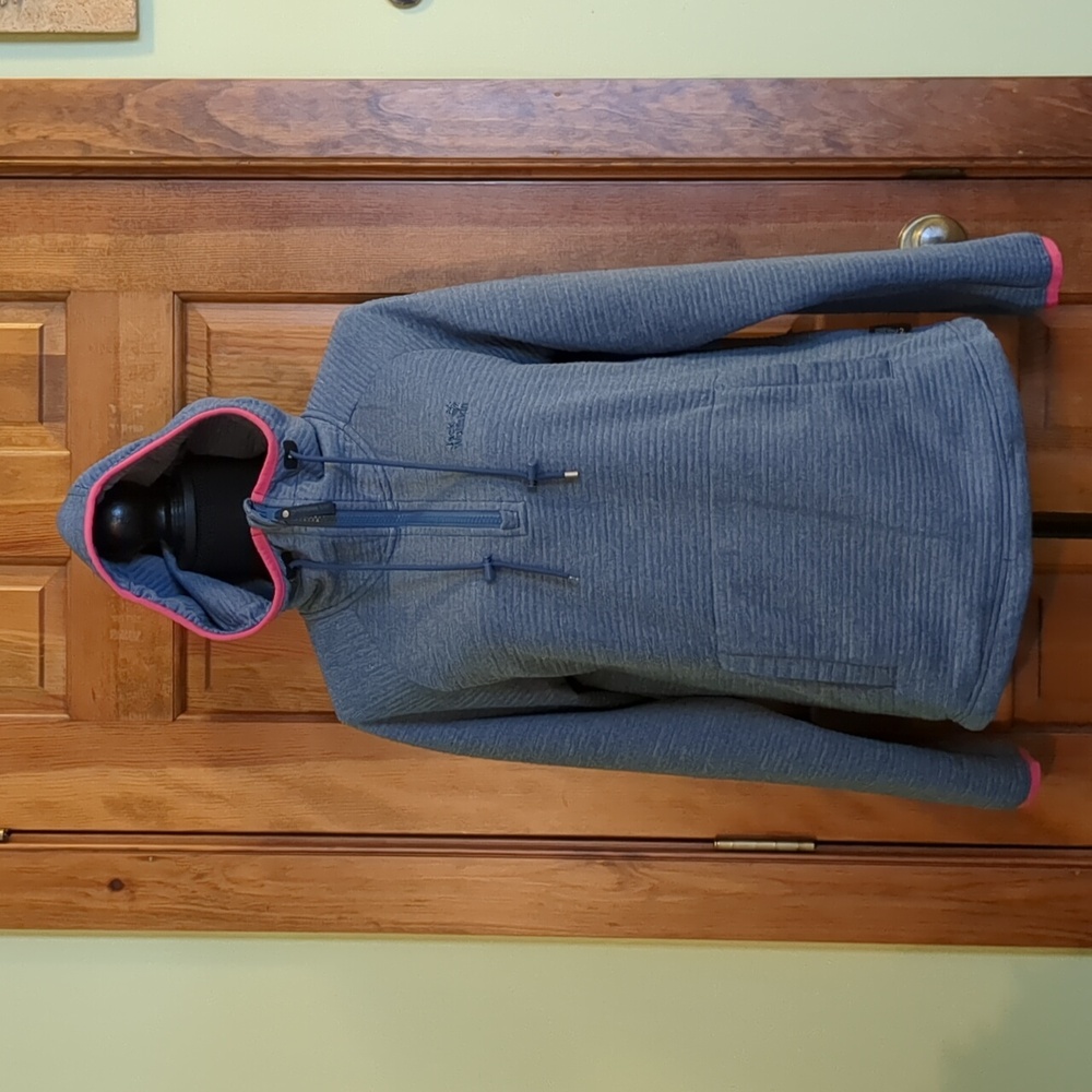 Jack Wolfskin Blue Ribbed Hoodie with Pink Accent